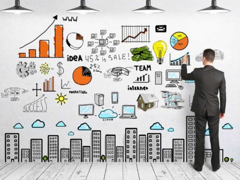 Người chơi đang nghiên cứu chiến lược chơi game trên máy tính bảng